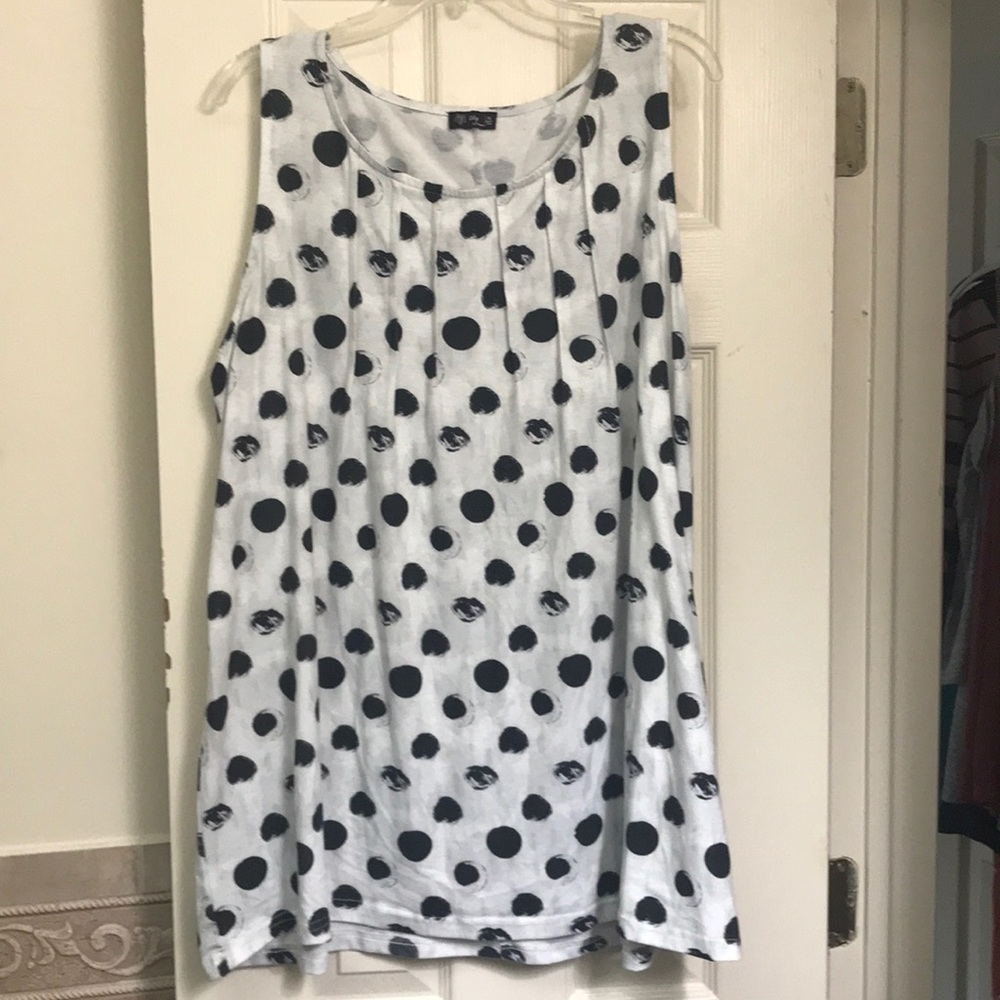 Sleeveless tunic.